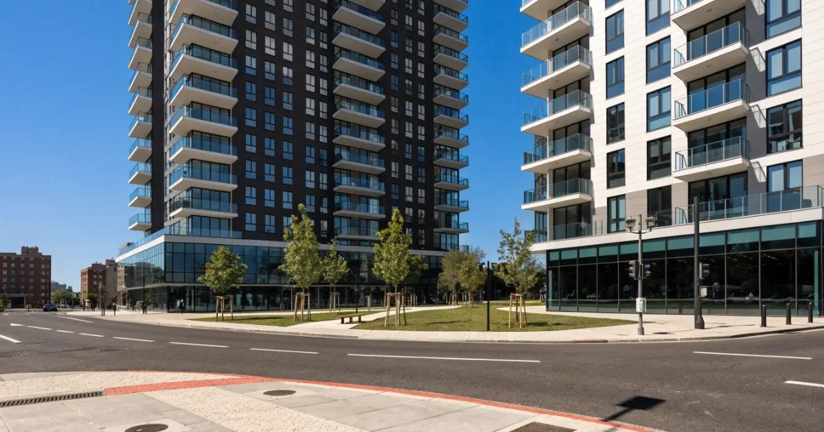 Living at Verge Condos East Tower (1007 The Queensway)